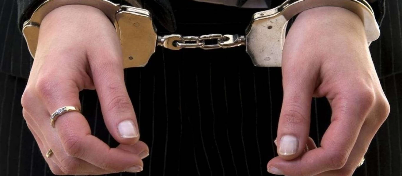 «Σπάει» τη σιωπή της η 49χρονη που μαχαίρωσε τον κουμπάρο της - «Κάρφωσα τον διάβολο» είπε πηγαίνοντας στις φυλακές